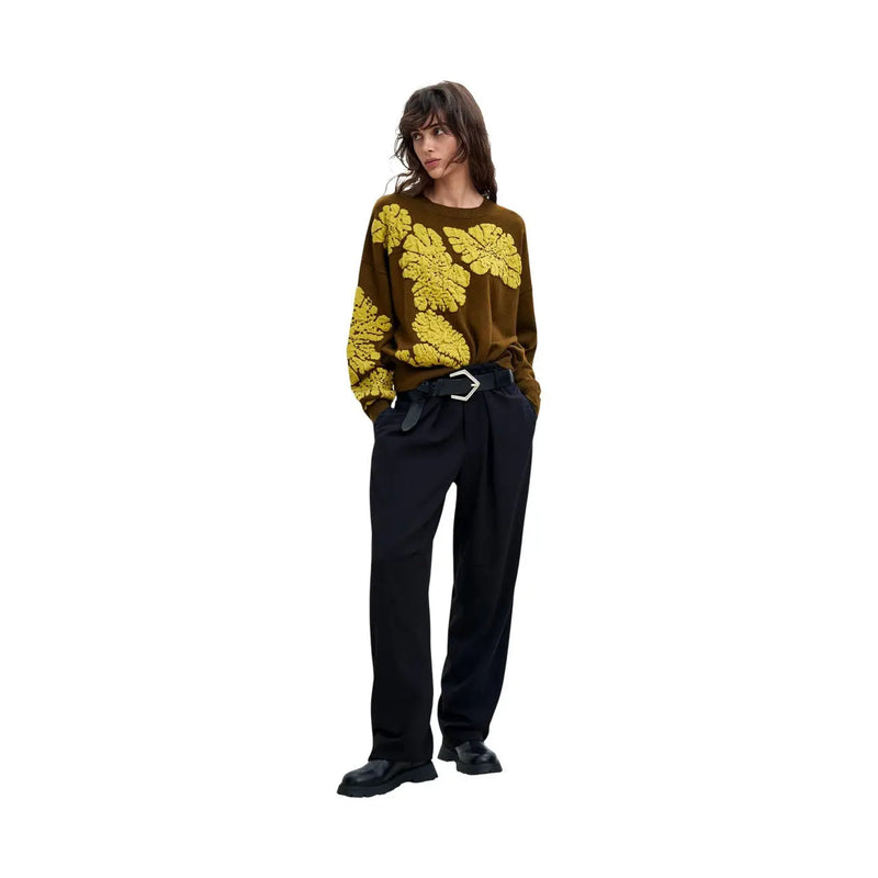 Olivgrüner Wollmischpullover mit auffälliger gelber Blumenstickerei aus der Desigual Damenstrickkollektion