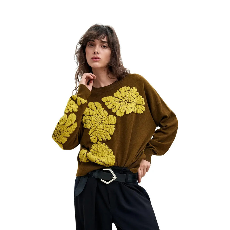 Desigual Damen-Strickpullover aus grünem Wollmischgewebe mit olivgrüner, strukturierter, senfgelber Blumenstickerei auf Vorderseite und Ärmeln