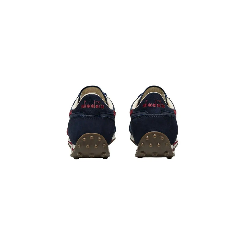 Marineblaues Wildleder Diadora Herren-Sneaker mit roten und weißen Akzenten und strukturierter brauner Gummisohle für den Freizeitbereich