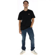 Dickies Schwarzes Herren-T-Shirt aus Baumwolle mit kurzen Ärmeln und kleinem, gesticktem Logo auf der linken Brust.