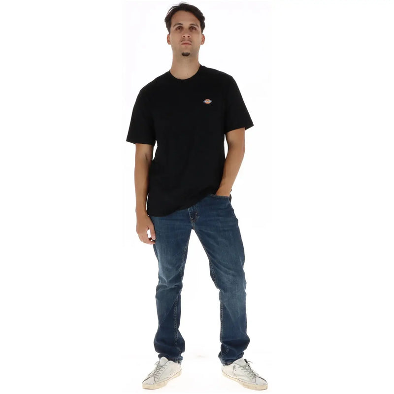 Dickies Schwarzes Herren-T-Shirt aus Baumwolle mit kurzen Ärmeln und kleinem, gesticktem Logo auf der linken Brust.