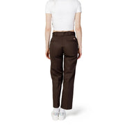 Rückansicht einer braunen, schmal zulaufenden Damenhose von Dickies aus Baumwollmischgewebe mit passendem Gürtel und zwei Gesäßtaschen.