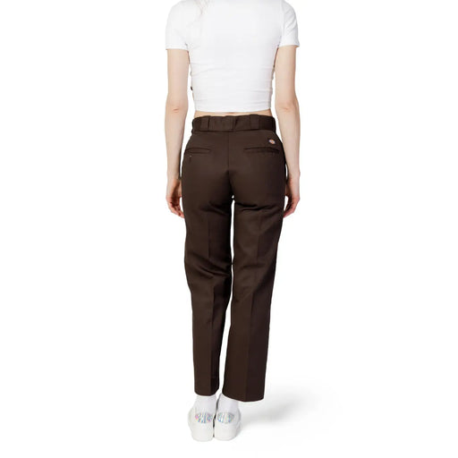 Rückansicht einer braunen, schmal zulaufenden Damenhose von Dickies aus Baumwollmischgewebe mit passendem Gürtel und zwei Gesäßtaschen.