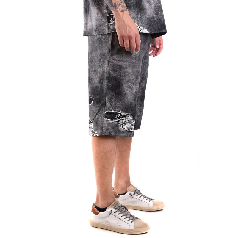Diesel Baumwollshorts für Herren in Used-Grau mit verwaschenem Batikmuster und seitlichen Rissen, Vorderansicht