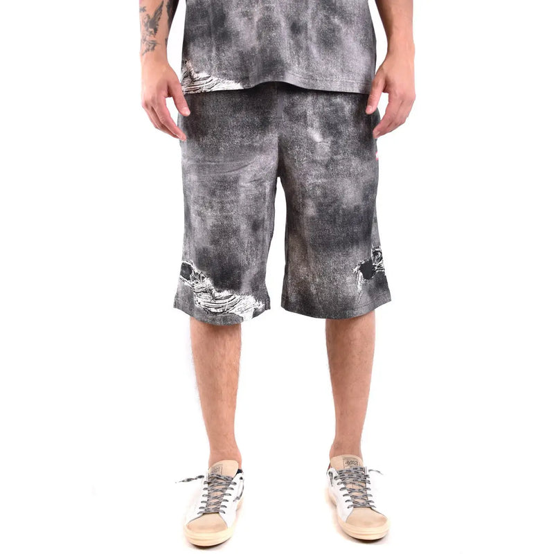 Diesel Baumwollshorts für Herren in verwaschenem, grauem Batikmuster mit ausgefransten Säumen, Vorderansicht