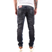 Diesel Herrenjeans aus dunkelblauem Denim mit Used-Look und Markenlabel am hinteren Bund (Rückansicht)