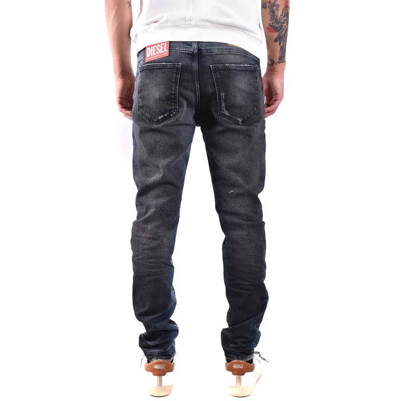 Diesel Herrenjeans aus dunkelblauem Denim mit Used-Look und Markenlabel am hinteren Bund (Rückansicht)