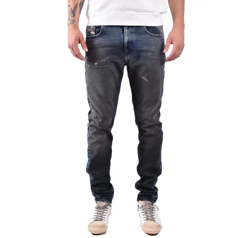 Diesel Herrenjeans in Dunkelblau, schmal geschnitten mit Used-Look, aus 100 % Baumwoll-Denim.