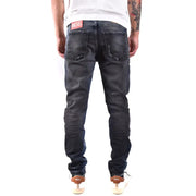 Rückseite einer dunkelblauen Diesel-Herrenjeans mit Used-Look aus 100 % Baumwolle.