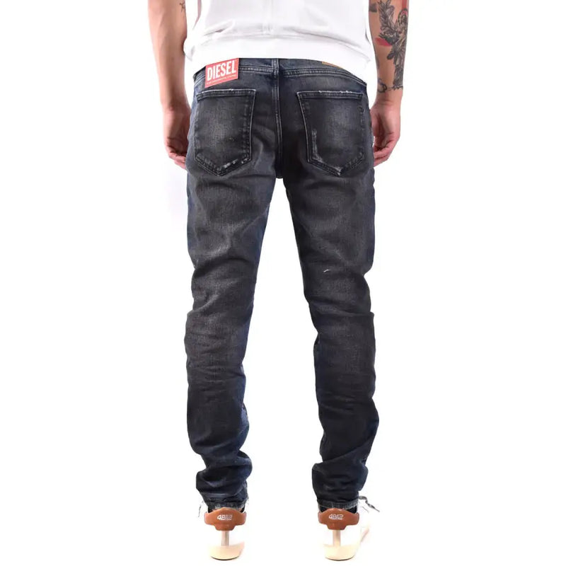 Rückseite einer dunkelblauen Diesel-Herrenjeans mit Used-Look aus 100 % Baumwolle.