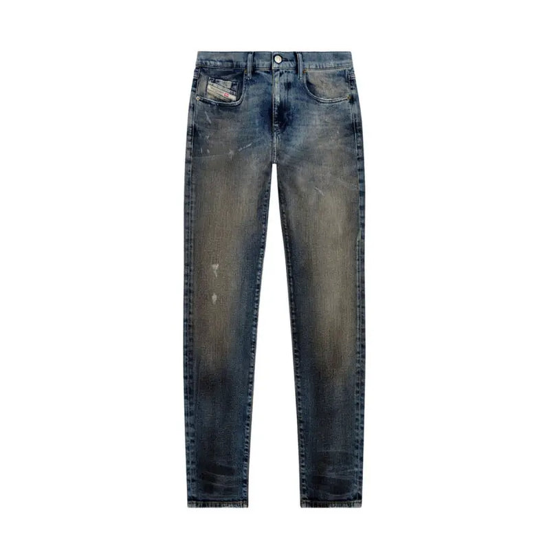 Rückseite einer dunkelblauen Diesel-Herrenjeans aus Baumwoll-Elastan mit abgenutztem, verwaschenem Used-Look und Markenlogo.