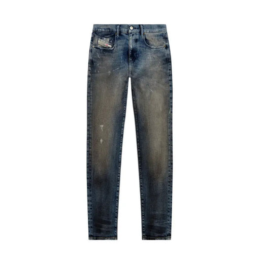 Rückseite einer dunkelblauen Diesel-Herrenjeans aus Baumwoll-Elastan mit abgenutztem, verwaschenem Used-Look und Markenlogo.