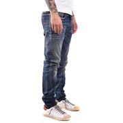 Slim-Fit-Jeans in dunkler Waschung Diesel Herrenjeans aus Baumwoll-Elastan mit dezenter Waschung und rotem Logo auf der Gesäßtasche