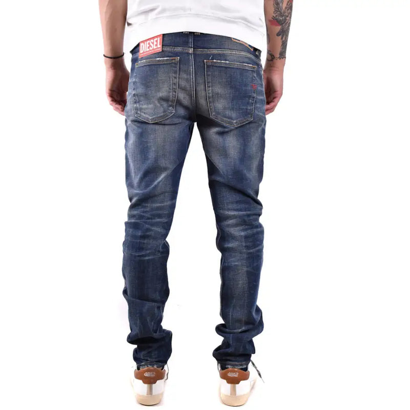 Dunkelblaue Jeans mit verwaschenem Look und Used-Details, Diesel-Logo hinten am Bund.