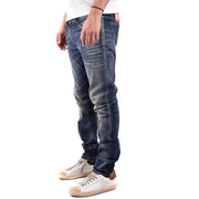 Diesel Herrenjeans aus dunkelblauem Baumwoll-Elastan mit schmaler Passform, dezenter Waschung, sichtbaren Nähten und rotem Bundetikett