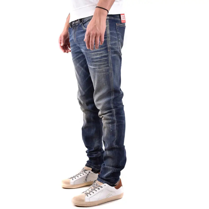 Diesel Herrenjeans aus dunkelblauem Baumwoll-Elastan mit schmaler Passform, dezenter Waschung, sichtbaren Nähten und rotem Bundetikett