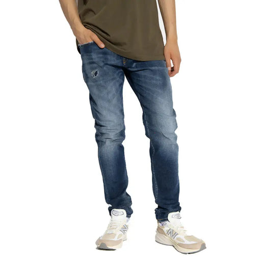 Diesel Herrenjeans aus dunkelblauem Baumwoll-Lyocell mit schmaler Passform und dezenten Abnutzungsspuren an den Oberschenkeln für einen Used-Look.