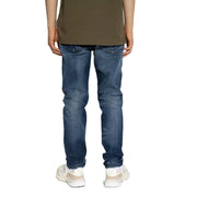 Diesel Herrenjeans, blau, schmal geschnitten, dunkle Waschung mit Used-Look, Baumwoll-Lyocell, getragen von einer Person in Olivgrün t-shirt