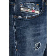 Dunkelblaue Diesel Herrenjeans aus Used-Denim mit ausgefranster Tasche und weißem Label aus Baumwoll-Lyocell, Ansicht von hinten