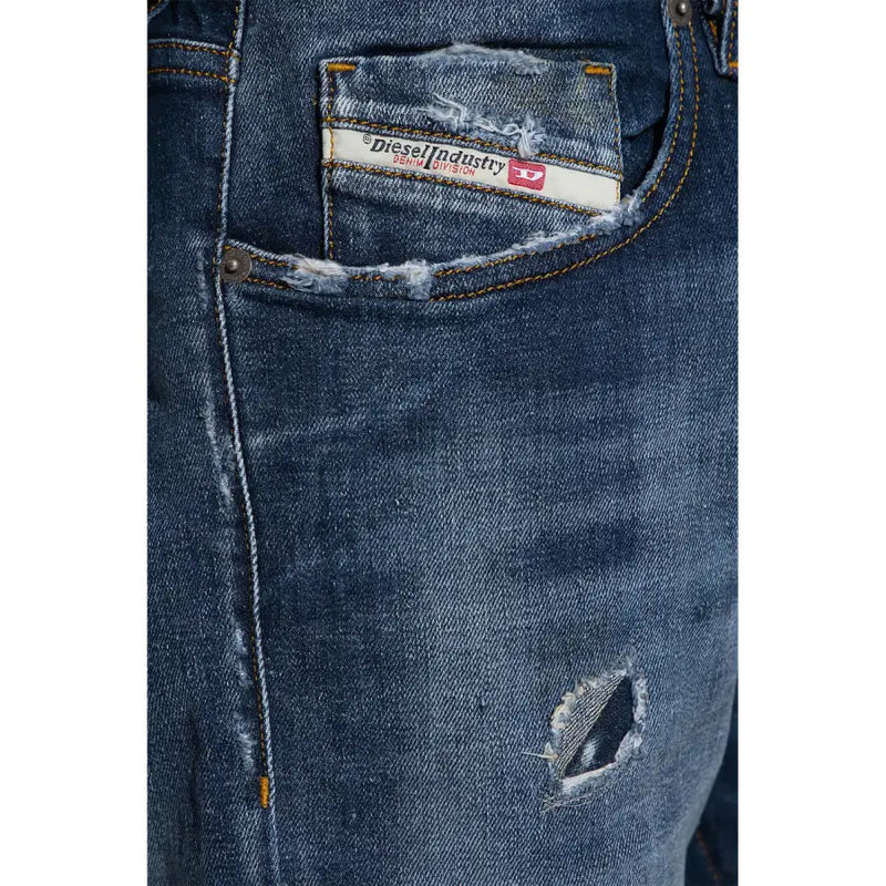 Dunkelblaue Diesel Herrenjeans aus Used-Denim mit ausgefranster Tasche und weißem Label aus Baumwoll-Lyocell, Ansicht von hinten