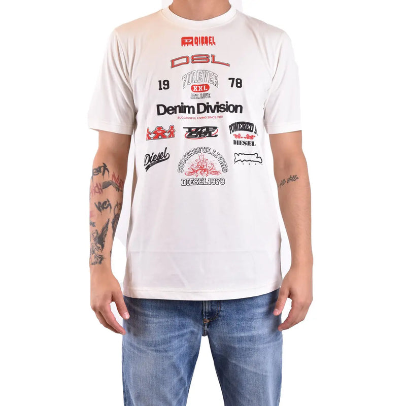 Diesel Weißes Herren-T-Shirt aus Baumwolle mit Rundhalsausschnitt und roten und schwarzen Grafiklogos und Textaufdrucken im Vintage-Stil
