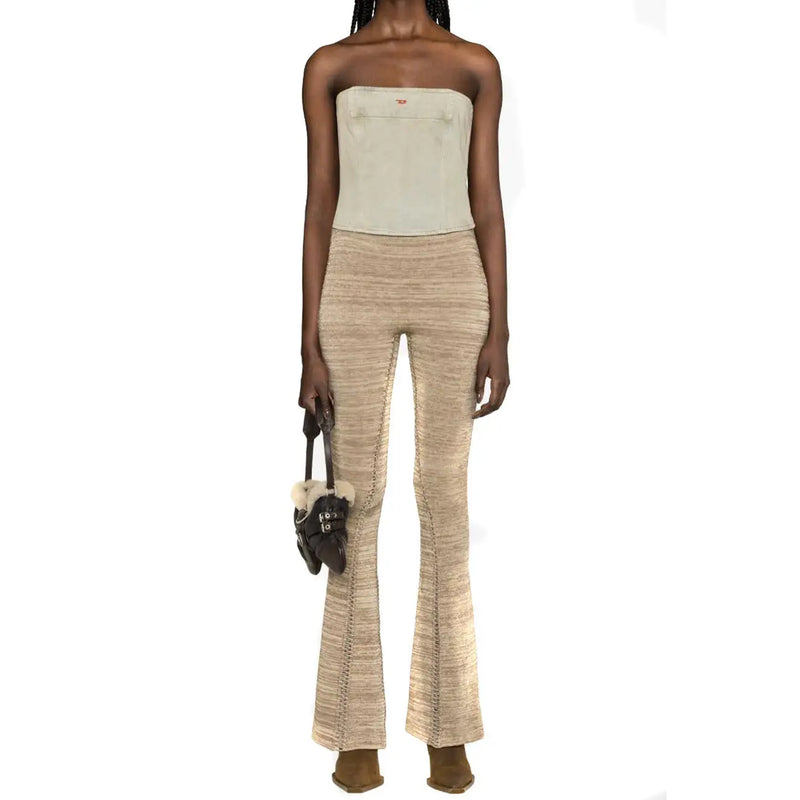 Beigefarbene, strukturierte Strickhose mit Schlag, kombiniert mit einem hellblauen Baumwollshirt von Diesel Women. top aus der Frühjahr/Sommer-Kollektion