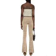 Beigefarbene, strukturierte Strickhose mit ausgestelltem Bein und leicht schimmerndem Rippstrickabschluss, kombiniert mit hellblauem Baumwollshirt von Diesel Women. top
