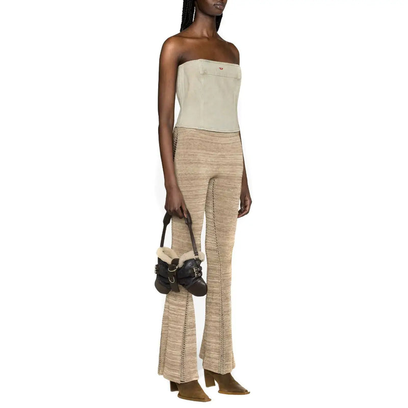 Schwarze Mini-Ledertasche mit Shearling-Futter und Schnallendetails, kombiniert mit Diesel Damen hellblaue Baumwolle top
