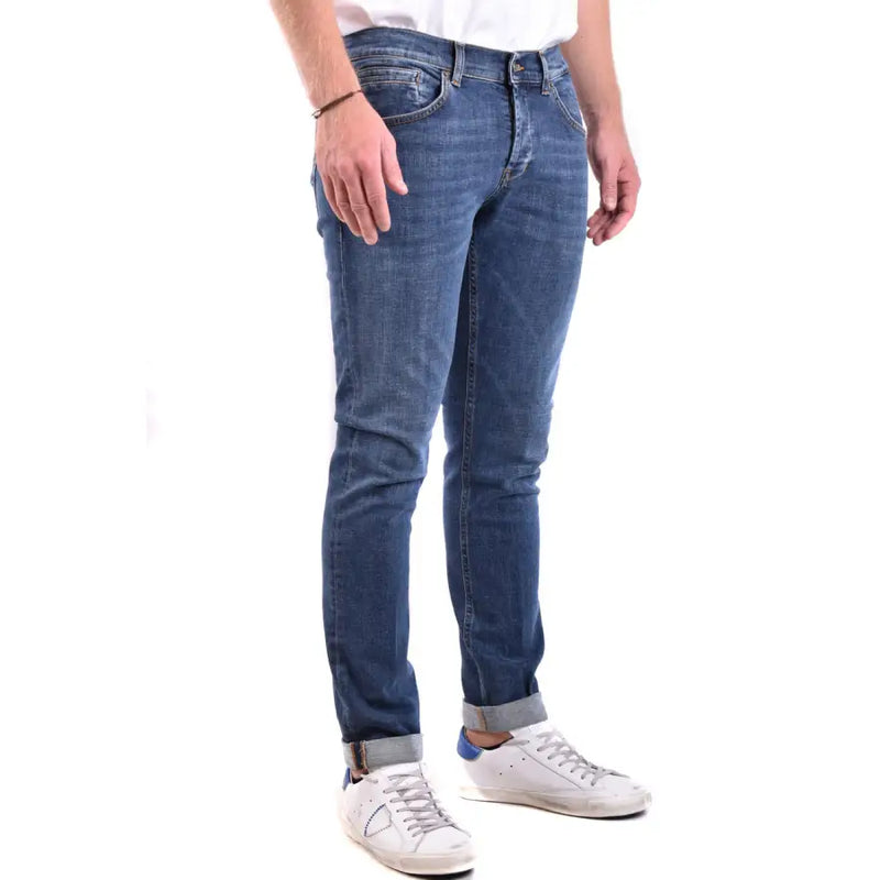 Blaue Jeans mit weißen Sneakers und einem Gürtel.