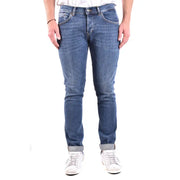 Blaue Jeans mit hochgekrempelten Hosenbeinen und weiße Turnschuhe.