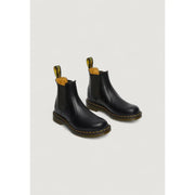 Schwarze Dr. Martens Herrenstiefel aus Leder und Polyester, geeignet für Frühling und Sommer, Modellnummer 22227001, Abbildung von hinten.