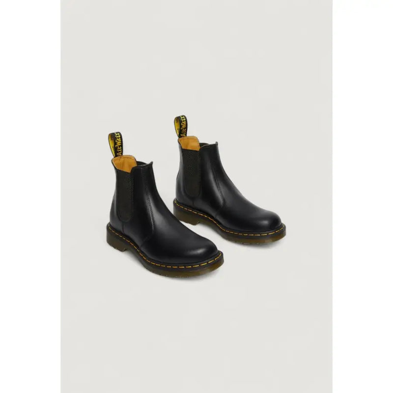 Schwarze Dr. Martens Herrenstiefel aus Leder und Polyester, geeignet für Frühling und Sommer, Modellnummer 22227001, Abbildung von hinten.