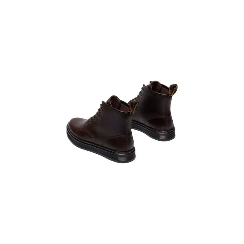 Dunkelbraune Dr. Martens Brookline Chukka-Stiefel für Herren aus Leder, die die Rückseite des Schuhwerks zeigen
