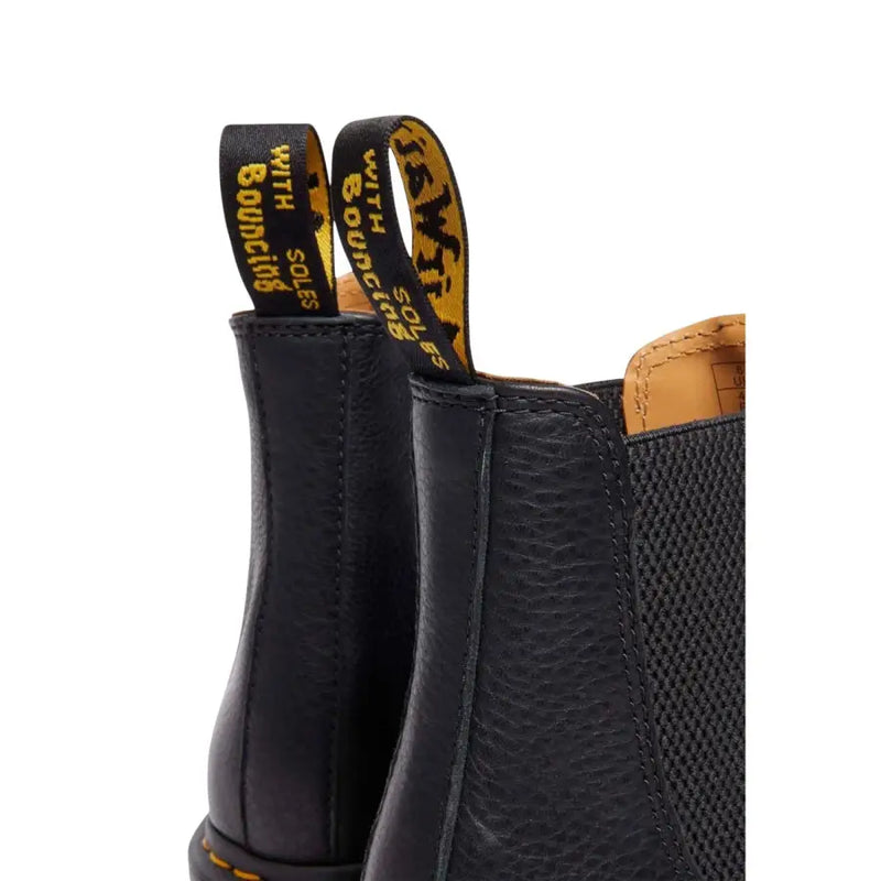 Dr. Martens Herren-Ankle-Boots aus Leder, schwarz, mit strukturiertem Leder-Obermaterial, hellbraunem Futter und gelbem Markenlogo an den Zuglaschen
