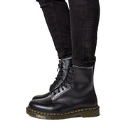 Schwarze Dr. Martens Herren-Lederstiefel mit Schnürung, von hinten gesehen, wobei das Leder- und Schnürdesign hervorgehoben wird.