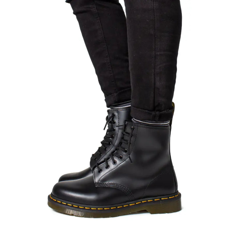 Schwarze Dr. Martens Herren-Lederstiefel mit Schnürung, von hinten gesehen, wobei das Leder- und Schnürdesign hervorgehoben wird.