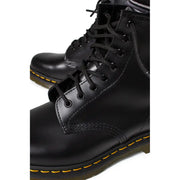 Dr. Martens Herren-Lederstiefel, schwarz, Schnürung, 11822006, zeigt das schwarze Ledermaterial und das Schnürdesign.