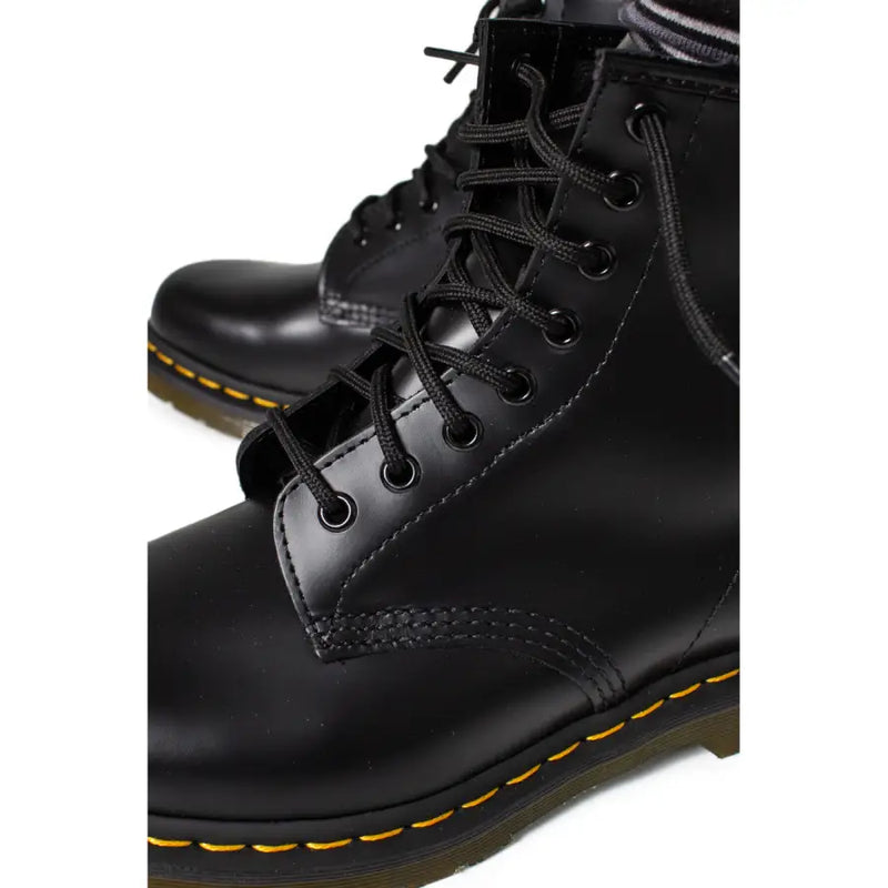 Dr. Martens Herren-Lederstiefel, schwarz, Schnürung, 11822006, zeigt das schwarze Ledermaterial und das Schnürdesign.