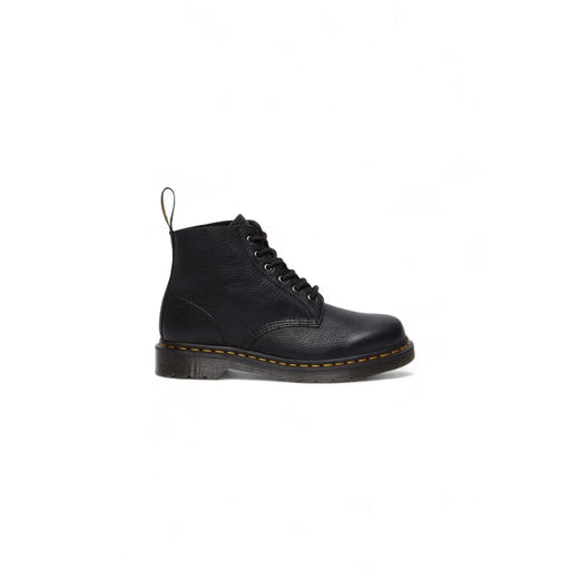 Schwarze Dr. Martens Herren-Schnürstiefel aus Leder, die die Rückseite mit den charakteristischen Ziernähten und der Zuglasche zeigen.