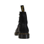 Schwarze Dr. Martens Herren-Schnürstiefel aus Leder, von hinten gesehen, mit strapazierfähigen Nähten und klassischem Design.