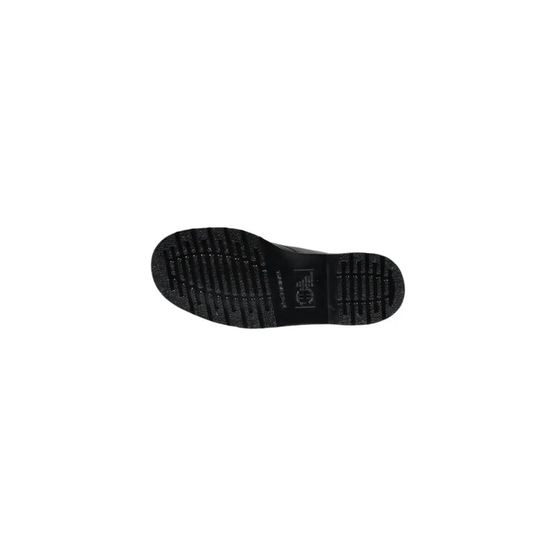 Schwarze Gummisohle mit profiliertem Sohlenmuster und geprägtem Markenlogo an schwarzen Dr. Martens Herren-Schnürstiefeln aus Leder.