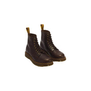 Dunkelbraune Dr. Martens Herrenstiefel Modell 1460 Pascal aus Leder, von der Rückseite gezeigt, mit klassischen Ziernähten und Sohlendetails.