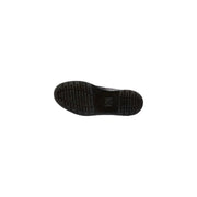 Schwarze Gummisohle mit profiliertem Laufflächenprofil und kleinem, geprägtem Logo im Fersenbereich der schwarzen Dr. Martens Herren-Chukka-Boots aus Leder.