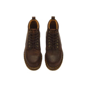 Braune Dr. Martens Herren-Chukka-Boots aus Leder, Modell Lowell, zeigen die Rückseite mit strapazierfähigen Nähten und Fersenschlaufe.