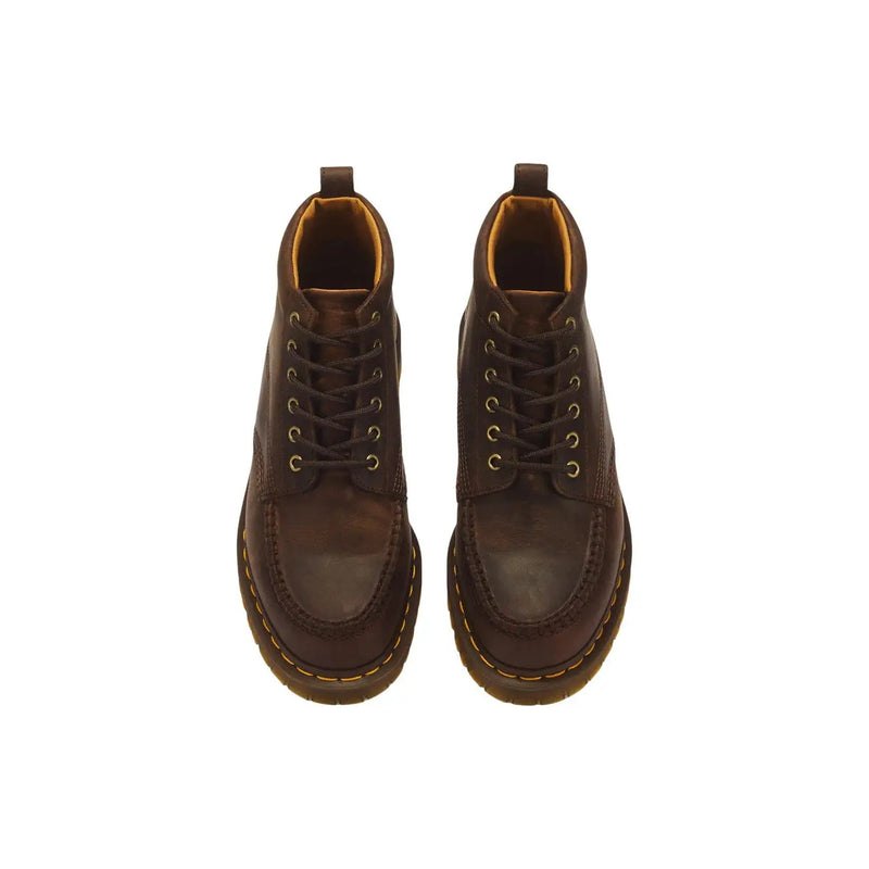 Braune Dr. Martens Herren-Chukka-Boots aus Leder, Modell Lowell, zeigen die Rückseite mit strapazierfähigen Nähten und Fersenschlaufe.