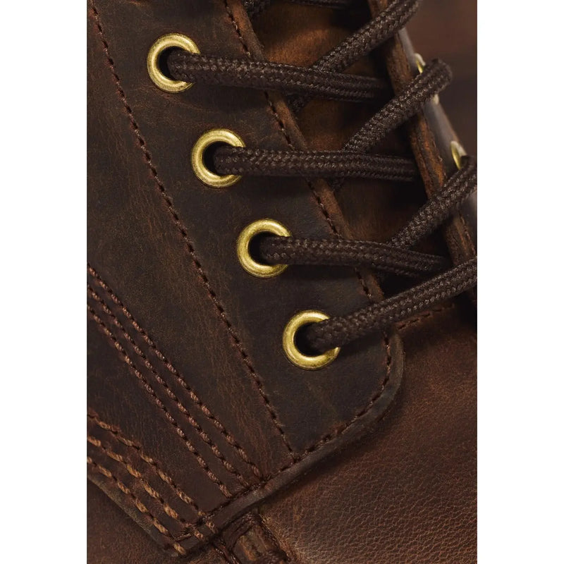Braune Dr. Martens Herren-Chukka-Stiefel aus Leder mit dunkelbraunen Schnürsenkeln, die durch Messingösen gefädelt sind