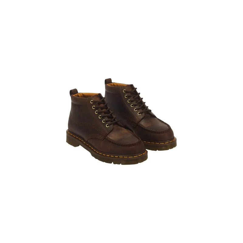Dunkelbraune Dr. Martens Herren-Chukka-Stiefel aus Leder, Nahaufnahme des strukturierten Ledermaterials