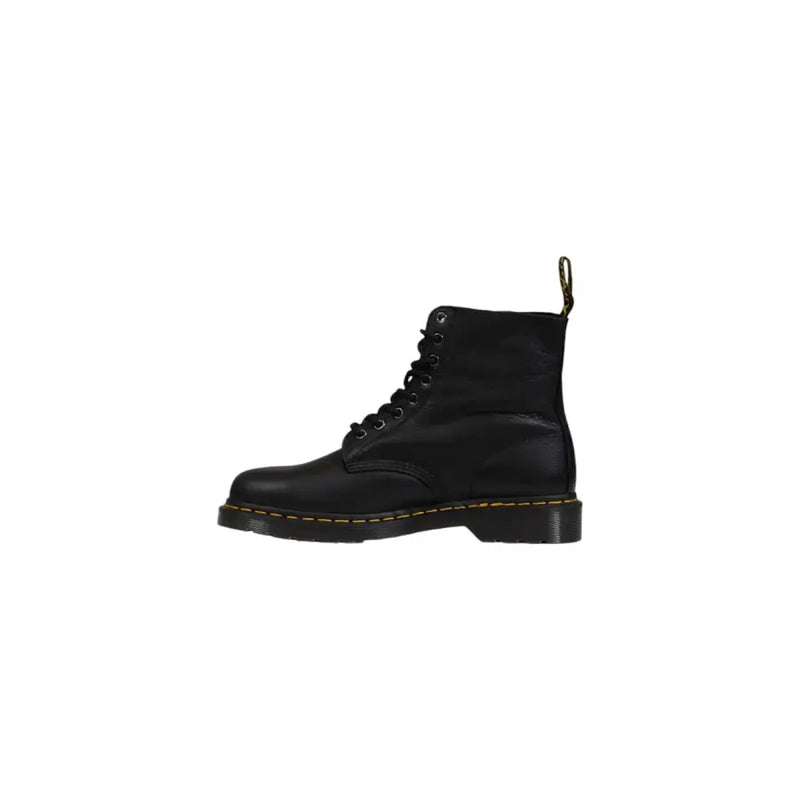 Dr. Martens Herren-Schnürstiefel aus Leder in Schwarz, die das schwarze Leder-Obermaterial und die strapazierfähige Sohle von der Rückseite zeigen