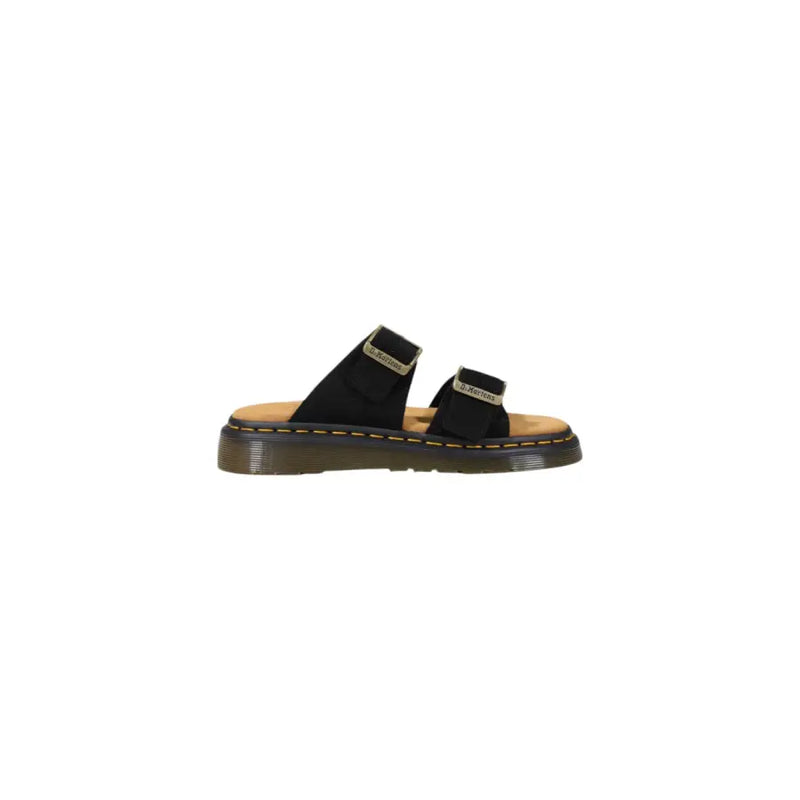 Schwarze Dr. Martens Herren-Lederpantoffeln mit zwei goldfarbenen Schnallenriemen und hellbrauner Gummisohle im offenen Zehenbereich