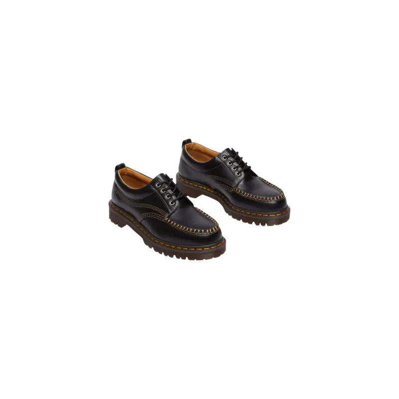 Schwarze Dr. Martens Lowell Mokassins für Herren aus Leder, hier von hinten gezeigt, wobei ihr elegantes Design hervorgehoben wird.